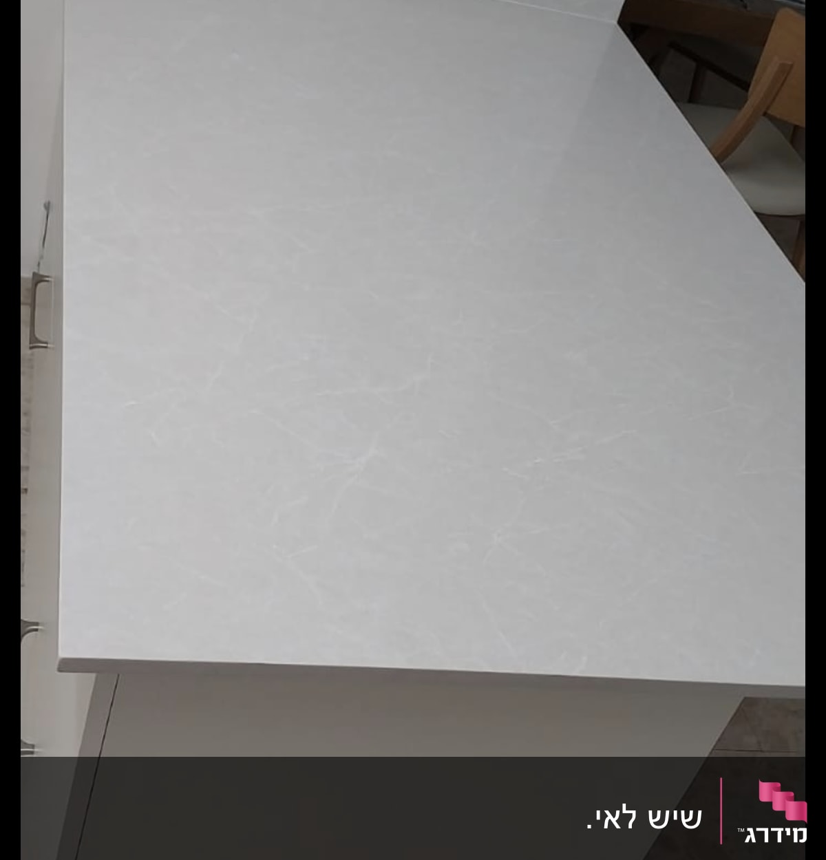 משטח שיש לבן עם גידים עדינים במטבח